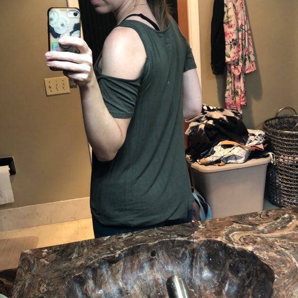 Open shoulder‎ top - Picture 2 of 3
